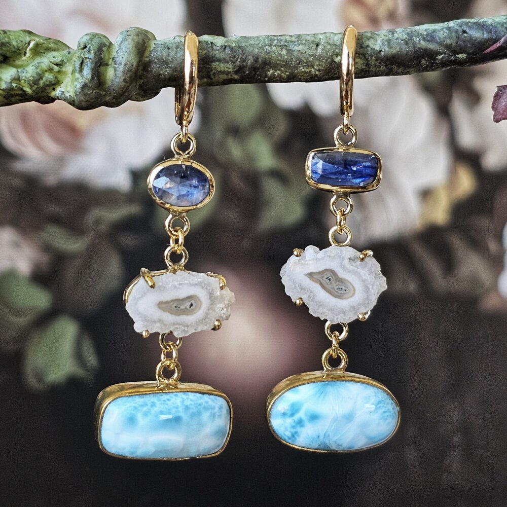 Vienetiniai auskarai iš larimaro, kvarco ir kianito