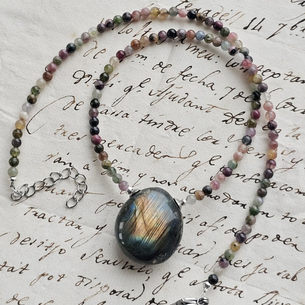 Turmalinų i labradorito vėrinys