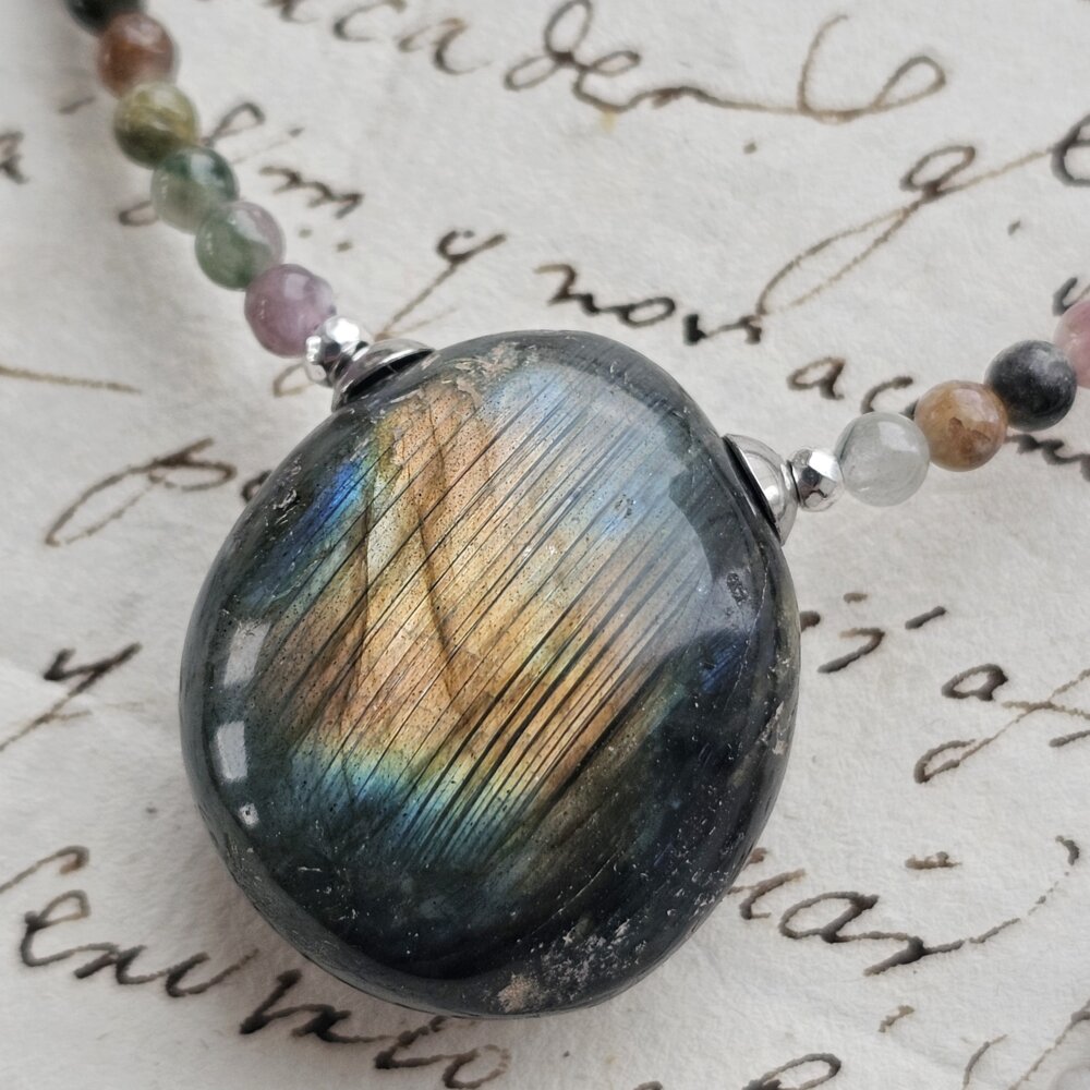 Turmalinų i labradorito vėrinys