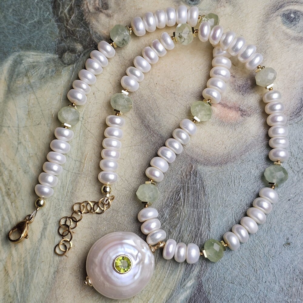 Vienetinis perlų, peridoto ir prehnito vėrinys