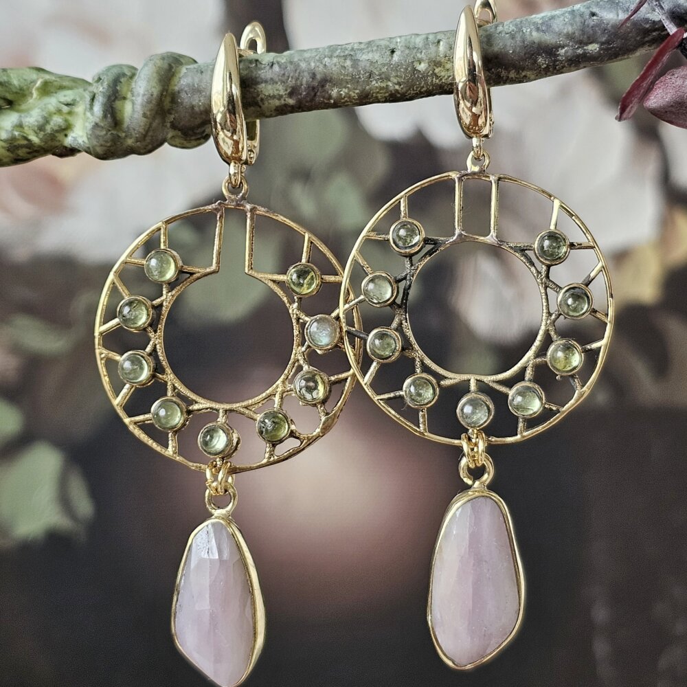 Vienetiniai peridoto ir korundo auskarai