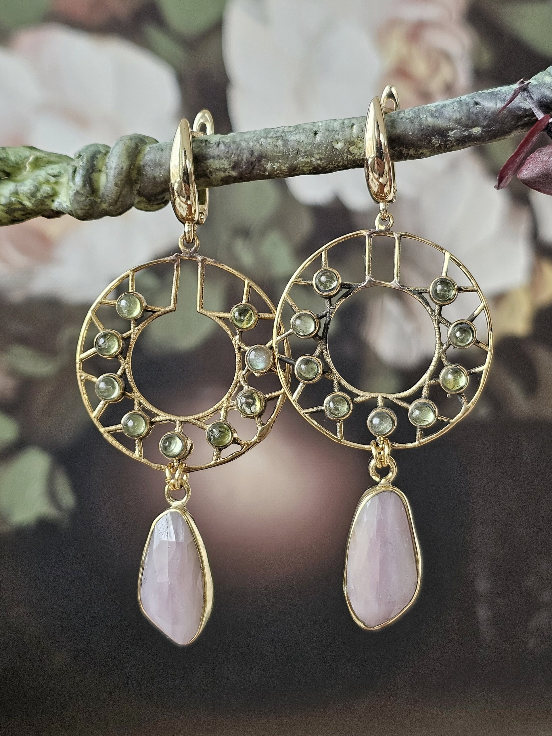 Vienetiniai peridoto ir korundo auskarai