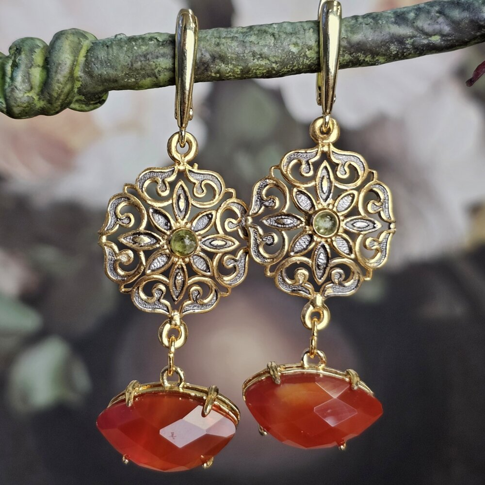 Vienetiniai peridoto ir karneolio auskarai