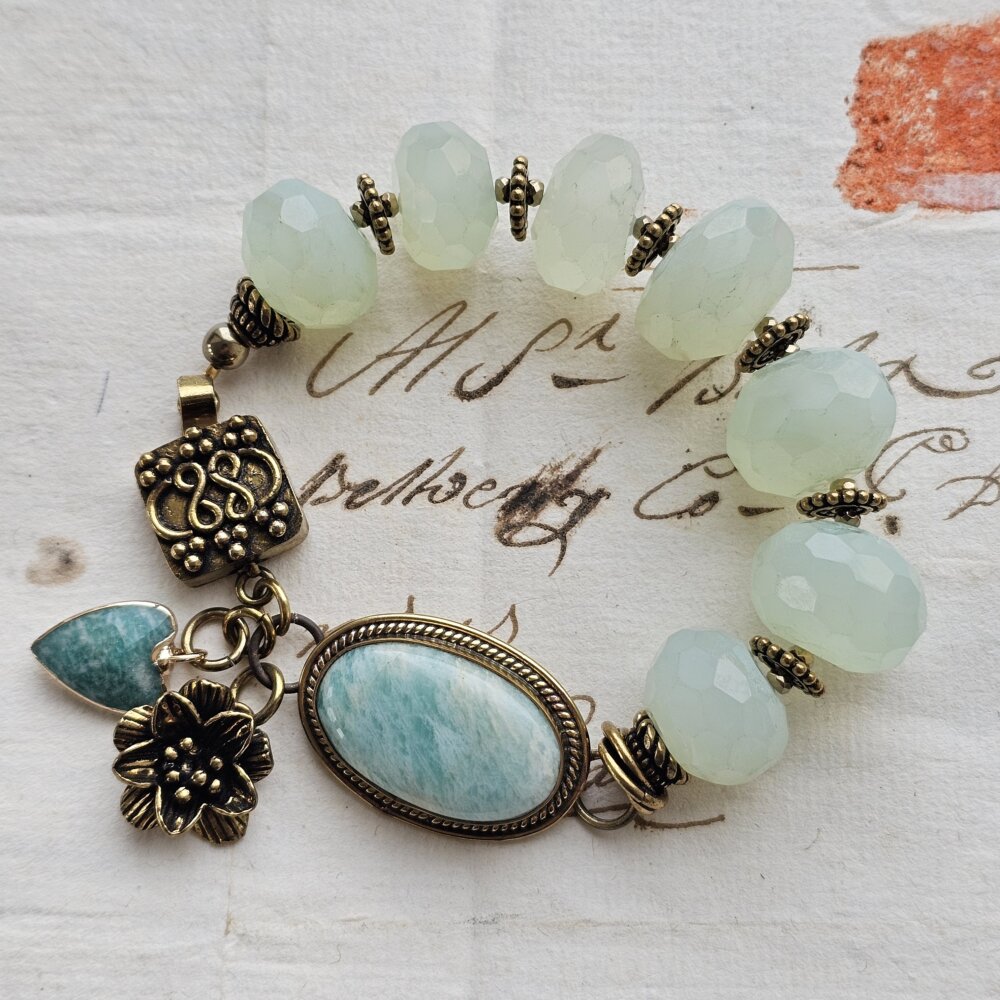 Masyvi amazonito ir chalcedono apyrankė.