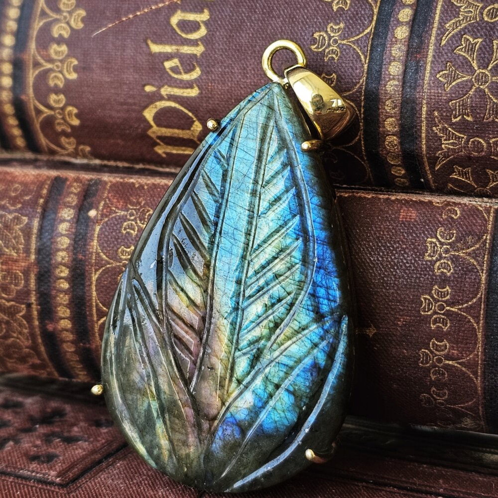 Masyvus graviruoto labradorito pakabukas