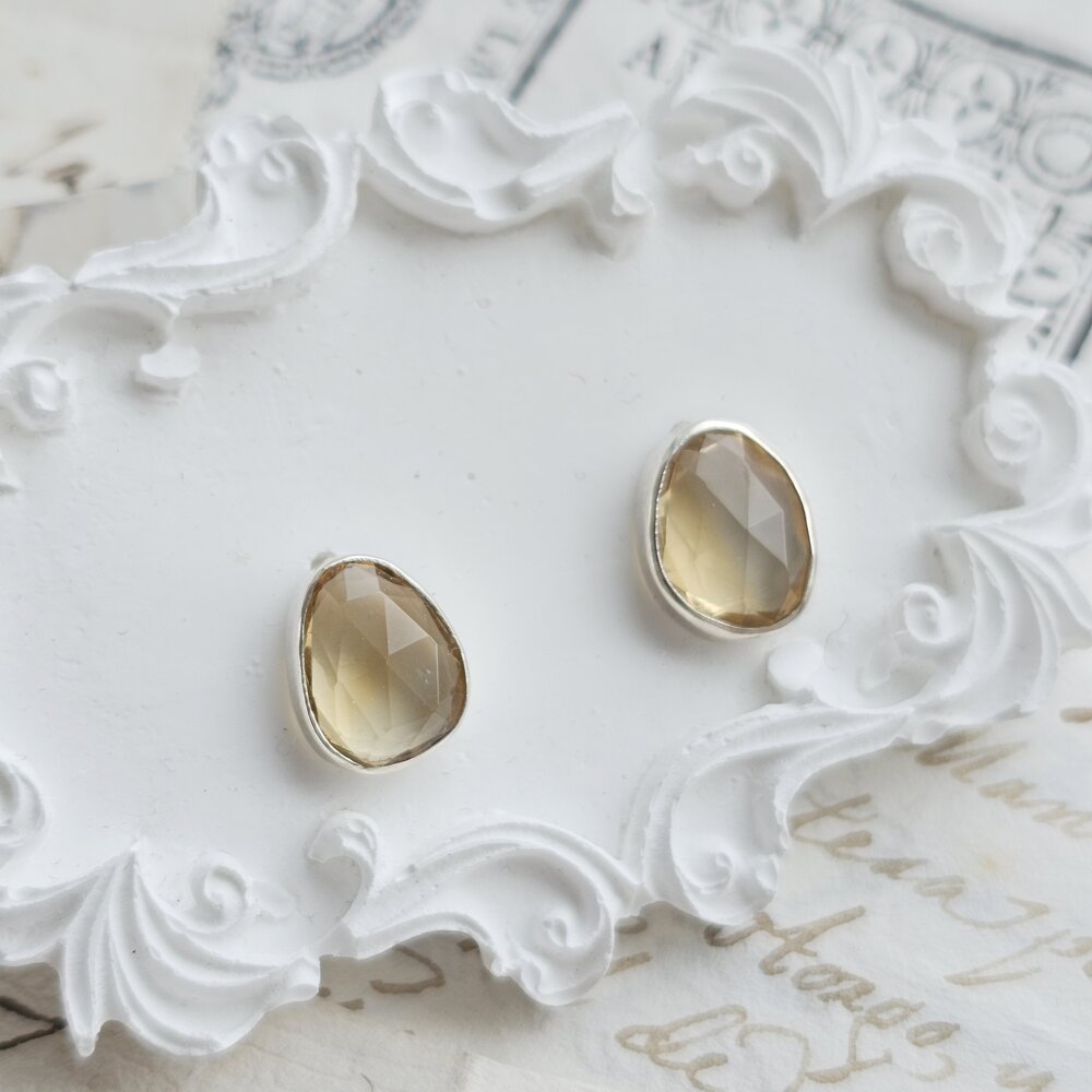 Sidabriniai citrino auskarai prie ausies