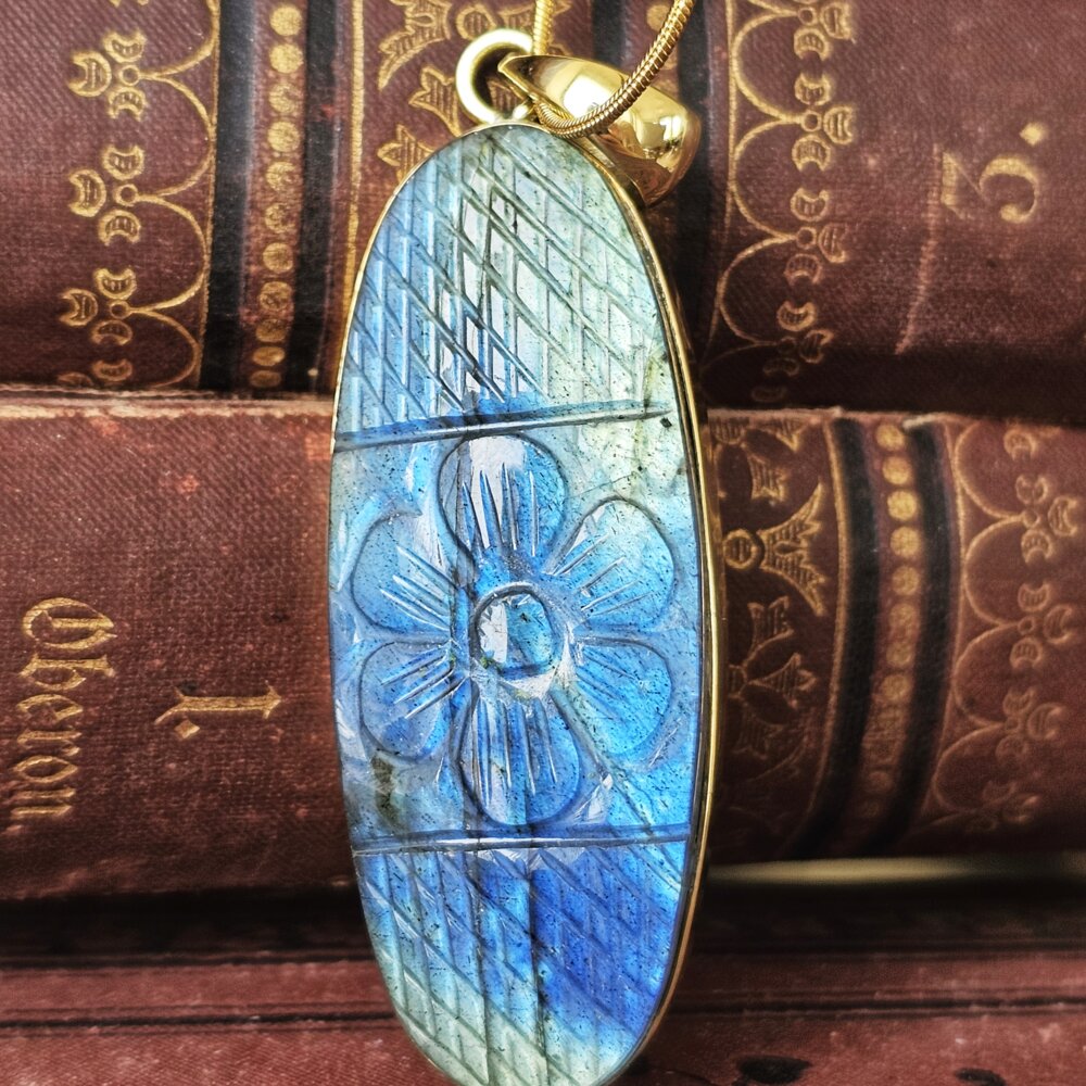 Labradorito pakabukas su grandinėle