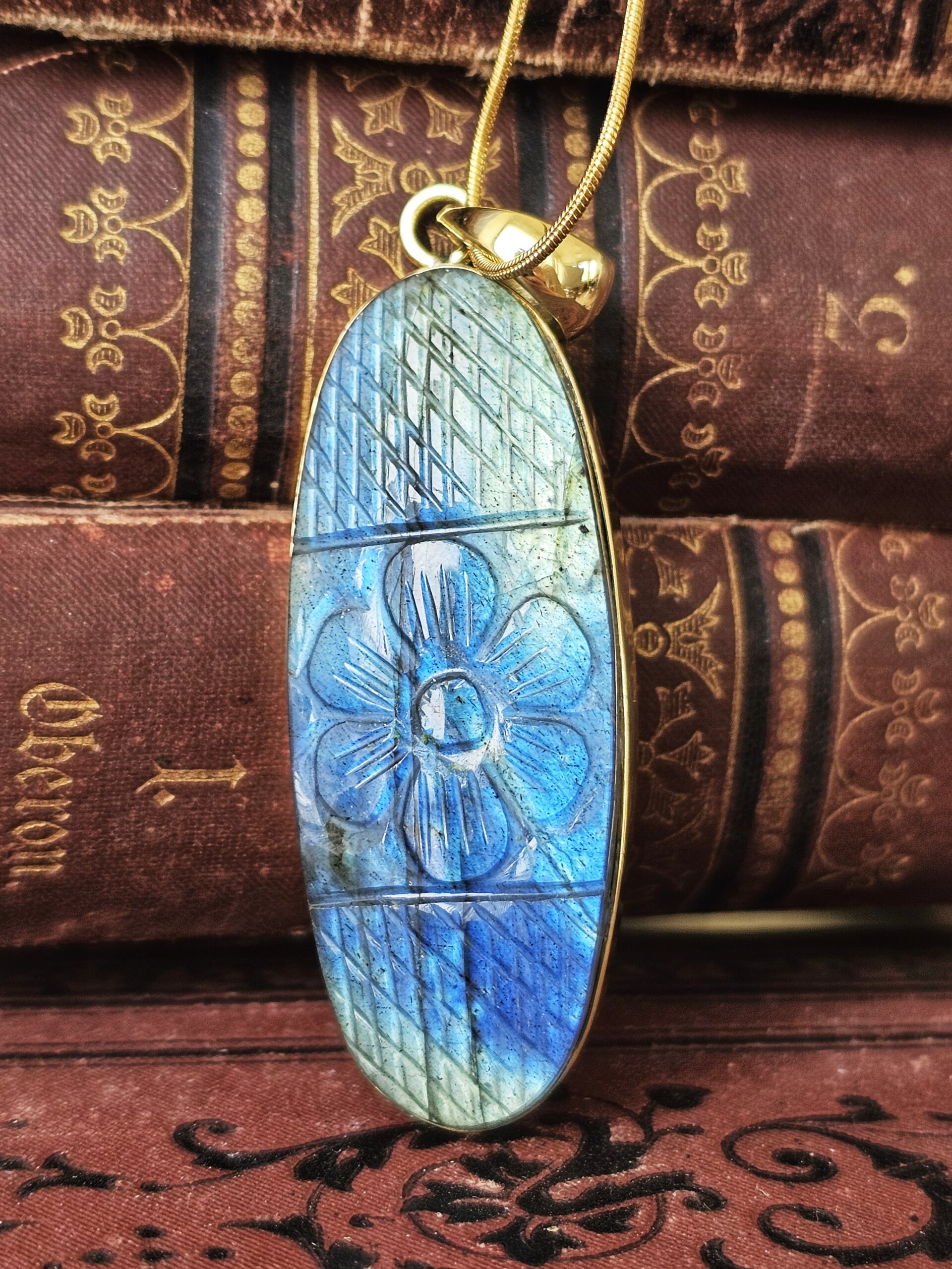 Labradorito pakabukas su grandinėle