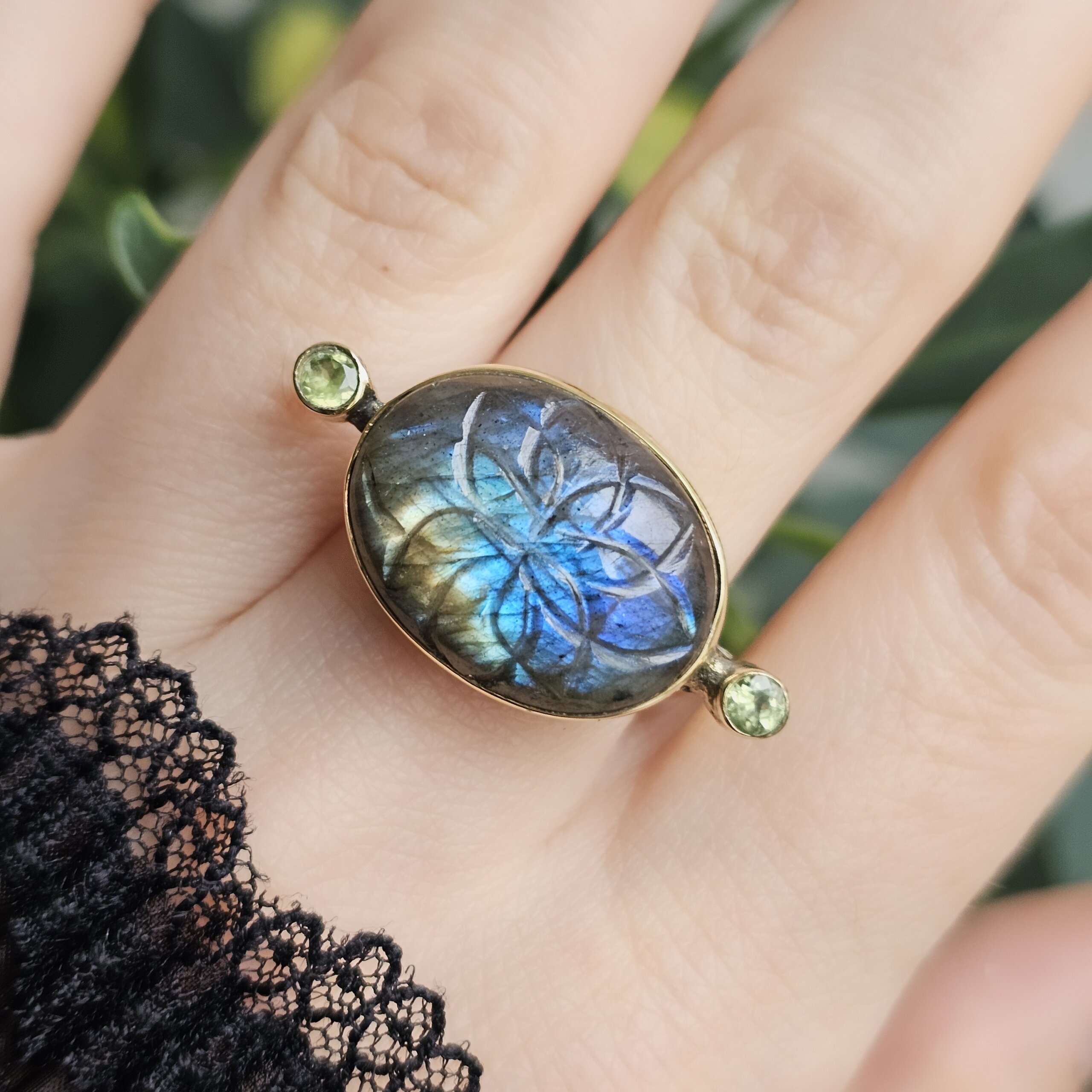 Vienetinis graviruoto labradorito ir peridoto žiedas