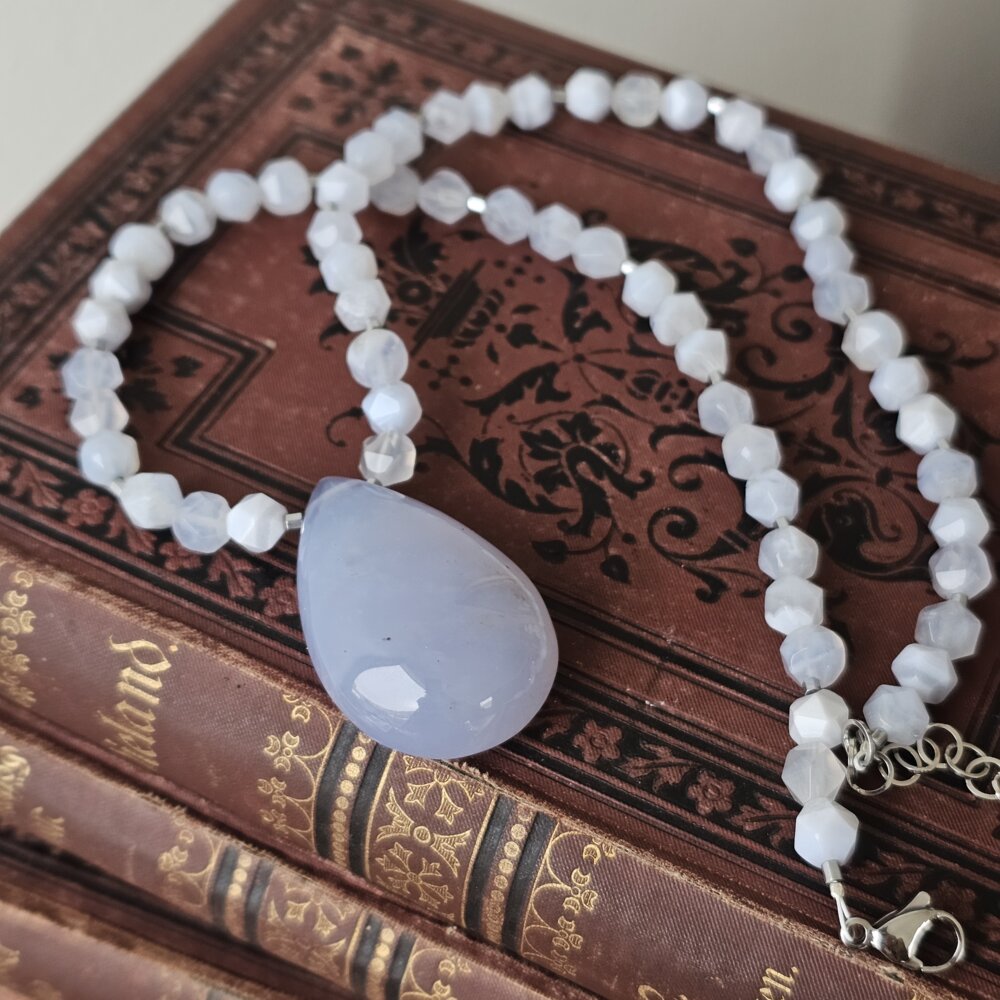 Melsvo chalcedono vėrinys