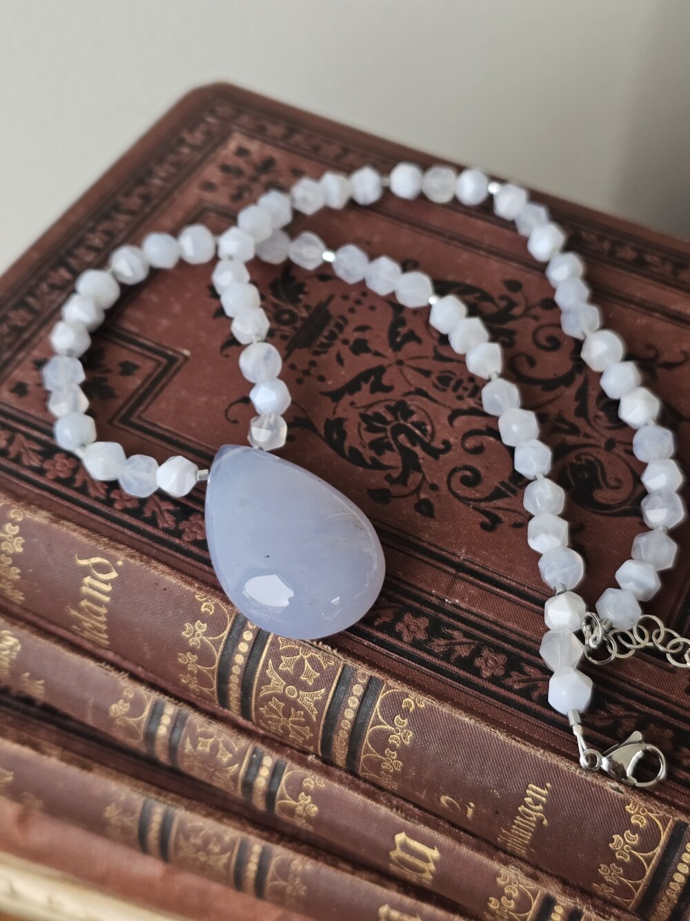 Melsvo chalcedono vėrinys